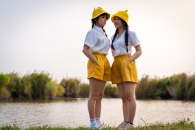 夏日闺蜜装美女写真图片